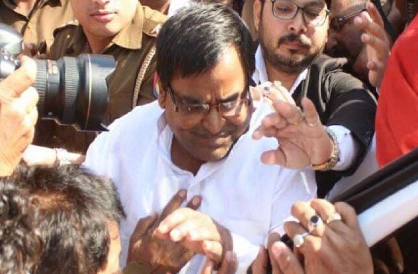 आखिर क्यों जब्त हुई गायत्री प्रजापति की 55 करोड़ की सम्पत्ति, ...तो क्या अब कंगाल हो गया यूपी का यह पूर्व मंत्री आखिर क्यों जब्त हुई गायत्री प्रजापति की 55 करोड़ की सम्पत्ति, ...तो क्या अब कंगाल हो गया यूपी का यह पूर्व मंत्री