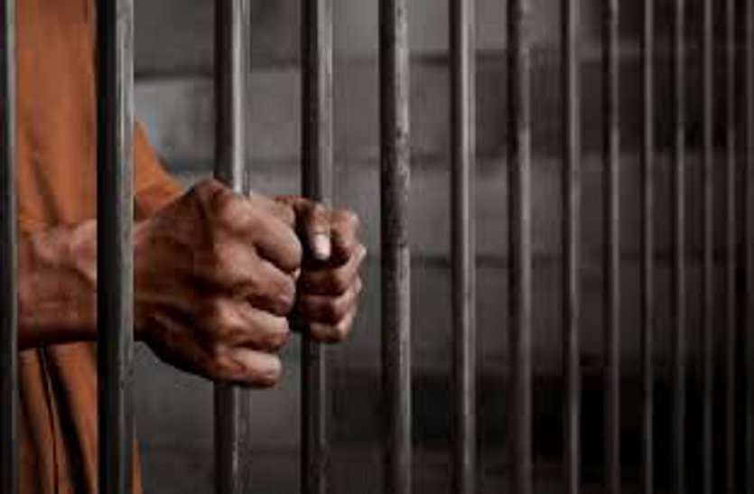 पति मतदान करवा रहा था, आरोपी ने घर में घुसकर किया था महिला से बलात्कार पति मतदान करवा रहा था, आरोपी ने घर में घुसकर किया था महिला से बलात्कार