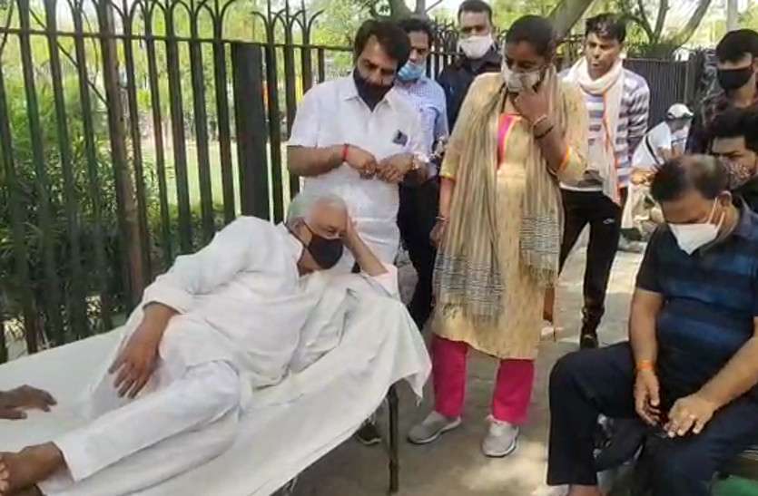 kirori_lal_meena.jpg जयपुर : इरादों से टस-से-मस नहीं हो रहे सांसद Kirodi Lal Meena, जानें आज क्या हो सकता है?