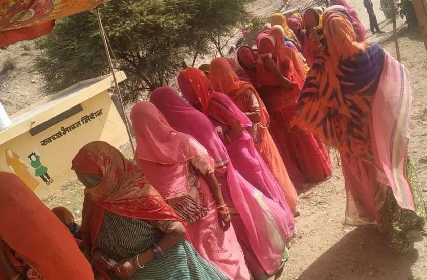 थानेटा में शराब की बोतल पर ढक्कन लगाने उमड़े लोग थानेटा में शराब की बोतल पर ढक्कन लगाने उमड़े लोग