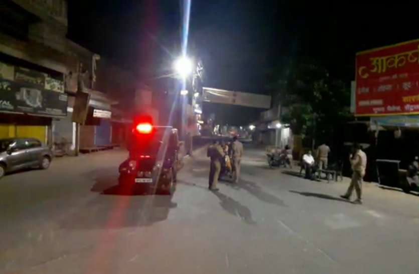 Night curfew Night Curfew: रात दस बजते सड़क पर उतरी पुलिस फोर्स, प्रमुख चौराहों पर बैरिकेडिंग