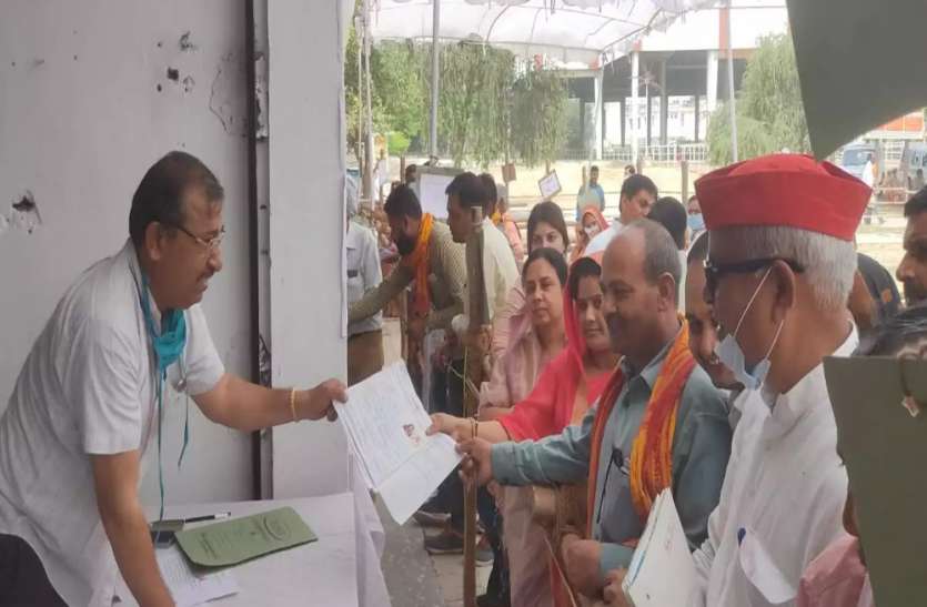 चुनावी मैदान में यादव मुलायम परिवार की बहू, सैफई बीडीसी सीट से भरा नामांकन चुनावी मैदान में यादव मुलायम परिवार की बहू, सैफई बीडीसी सीट से भरा नामांकन