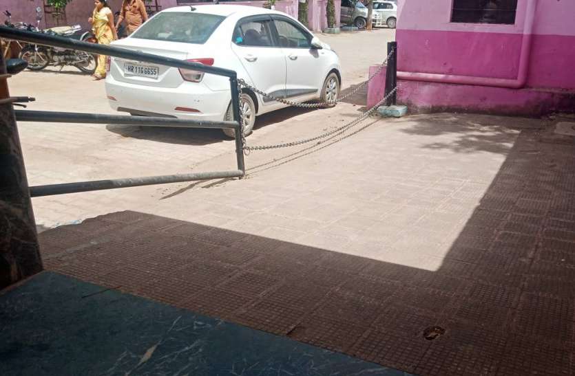 संसाधन होते हुए भी सुविधाओं से मोहताज है छोटीसादड़ी स्वास्थ्य केंद्र संसाधन होते हुए भी सुविधाओं से मोहताज है छोटीसादड़ी स्वास्थ्य केंद्र