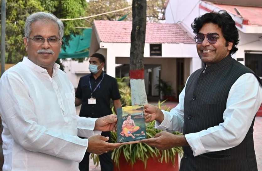 बॉलीवुड अभिनेता आशुतोष राणा ने 'रामराज्य' भेंट की, सीएम ने दी बधाई बॉलीवुड अभिनेता आशुतोष राणा ने 'रामराज्य' भेंट की, सीएम ने दी बधाई