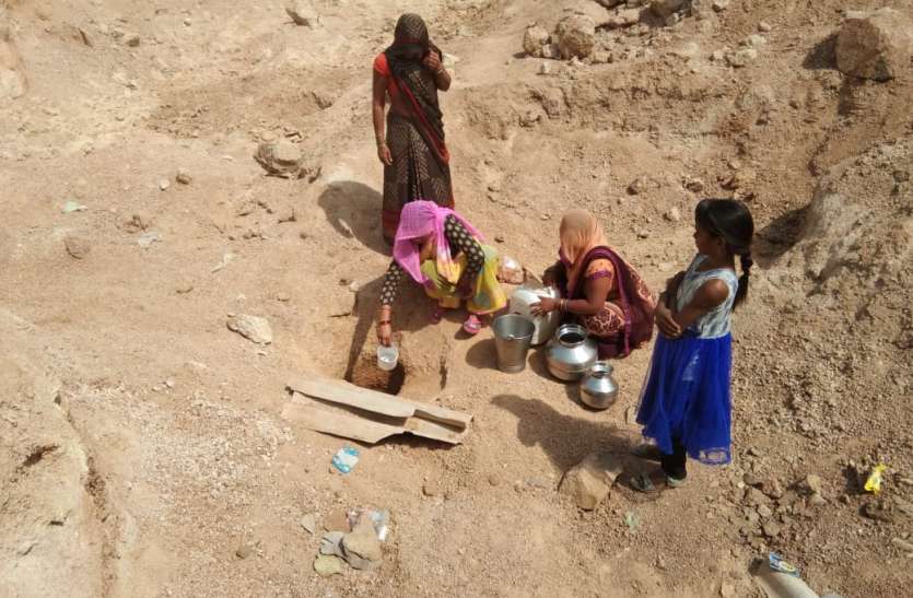 There is neither the arrangement of hand pumps nor the laid pipeline नगरपरिषद के वार्ड 15 में पेयजल संकट, खदान में गड्ढा बनाकर निकाल रहे पानी