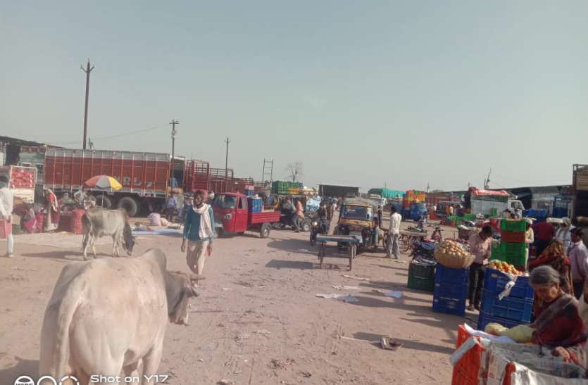 Accident may occur due to movement of heavy vehicles लखौरा रोड पर लग रही दो सब्जी मंडी, लगा रहता है जाम