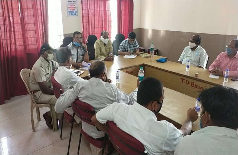 Crisis Management and Peace Committee meeting held शुक्रवार के हाट बाजार पर लगे रोक, रात के कर्फ्यू में बरती जाए शक्ति