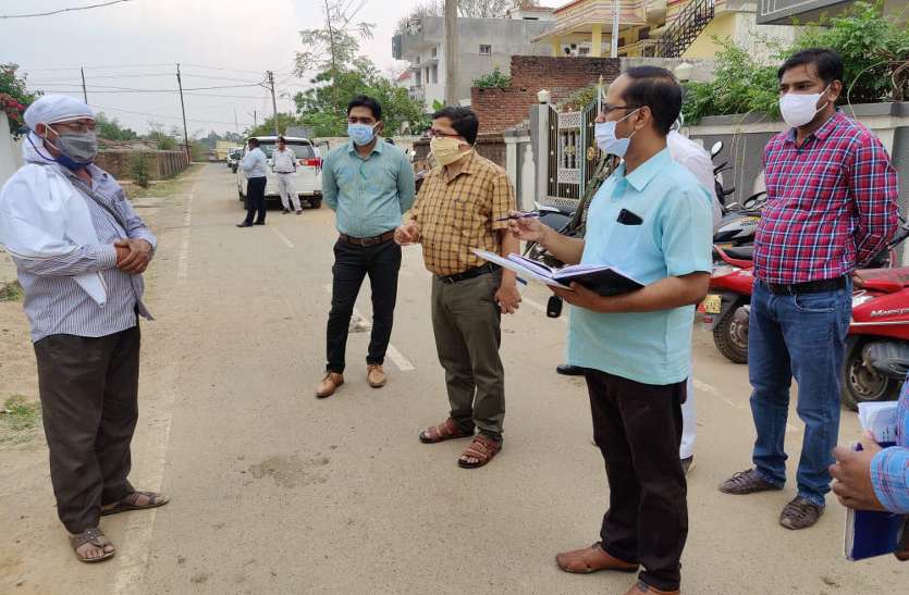 Collector inspection in City कलक्टर भी रह गए हैरान जब नशा मुक्ति केंद्र का संचालक समेत घूमते मिले होम आइसोलेशन में रह रहे 6 लोग, हुई एफआईआर