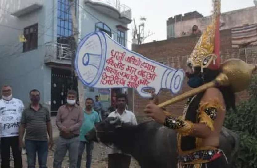 artist dressed as yamraj सड़कों पर घूम रहे यमराज, बोले- धरती वासियों हमारा वर्क लोड मत बढ़ाओ