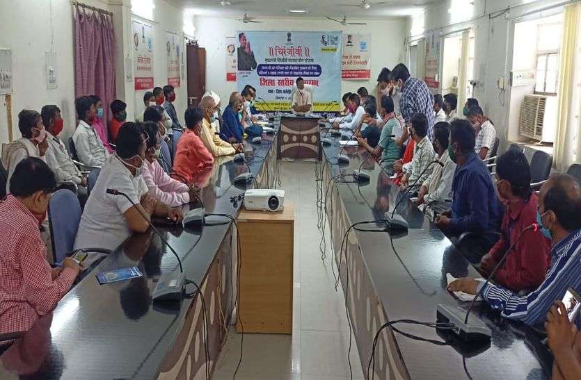 Collector holds meeting with religious leaders and street vendors for corona control कलक्टर ने कोरोना नियंत्रण के लिए धर्मगुरु व स्ट्रीट वेंडरों के साथ की बैठक