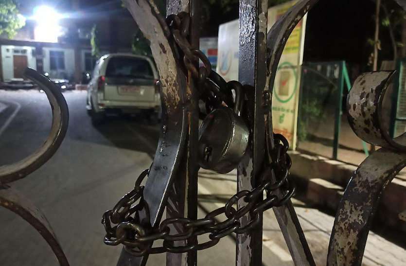a7.jpg एसीबी की बड़ी कार्रवाई : दो आरएएस अधिकारी हिरासत में, अजमेर रेवन्यू बोर्ड का दफ्तर सीज