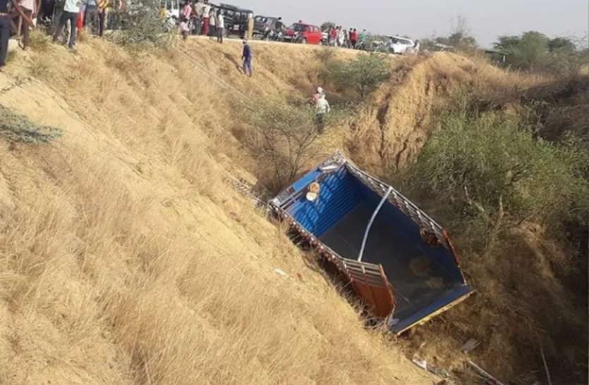 Accident इटावाः श्रद्धालुओं से भरी डीसीएम पलटी, 11 की मौत, 40 घायल, सीएम योगी ने मुआवजे का किया ऐलान