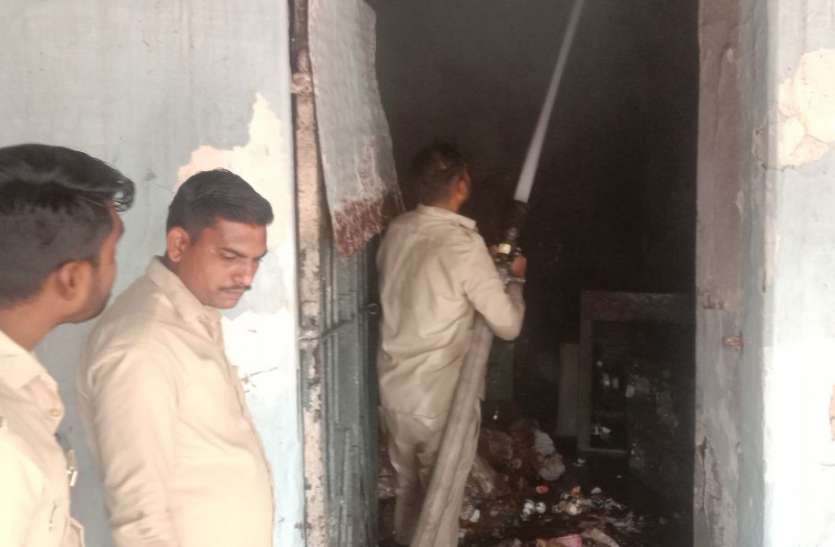 Fire in Tehsil of British era, treasury branch records old अंग्रेजों के जमाने की तहसील में लगी आग, ट्रेजरी शाखा का पुराना रिकॉर्ड खाक