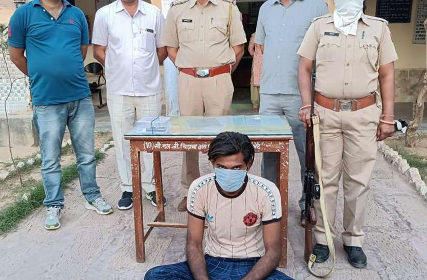 800 रुपए में मिल रही पिस्टल 800 रुपए में मिल रही पिस्टल