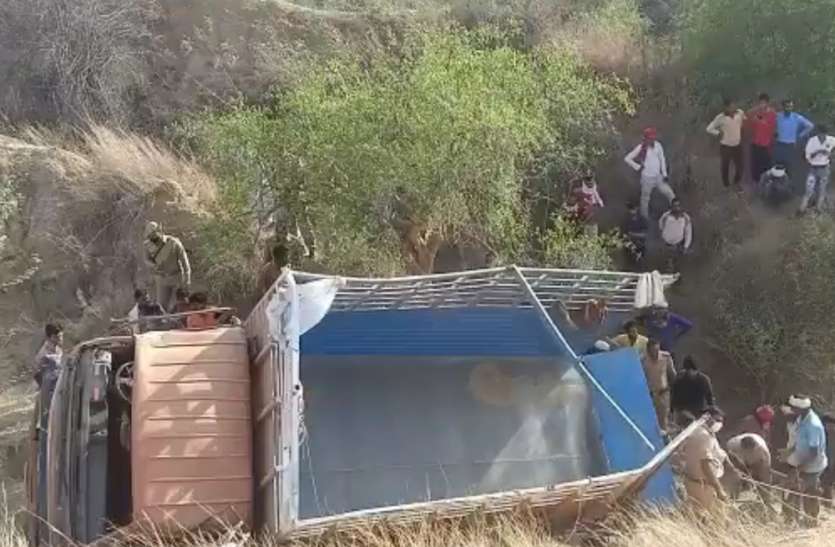 DCM इटावा में हुआ दर्दनाक हादसा, श्रद्धालुओं से भरी डीसीएम पलटी, दस की मौत, बचाव कार्य जारी
