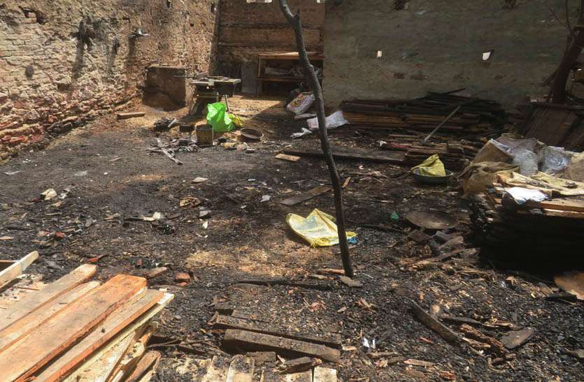 सेनेट्री गोदाम और लकडिय़ों की टाल में आग से लाखों को माल जलकर हुआ राख सेनेट्री गोदाम और लकडिय़ों की टाल में आग से लाखों को माल जलकर हुआ राख
