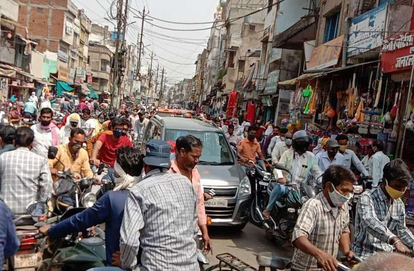 Crowd in the market for shopping before lockdown, precaution ignored Crowd in the market for shopping before lockdown, precaution ignored