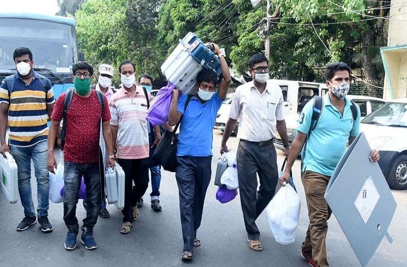 कोलकाता के अलीपुर से ईवीएम लेकर संबंधित बूथ पर जाते मतदानकर्मी। प. बंगाल विधानसभा चुनाव: चौथे चरण में 44 सीटों पर मतदान आज