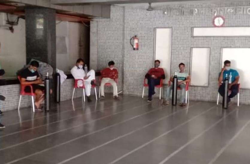 SURAT NEWS: कोरोना मरीजों को उपलब्ध करवा रहे हैं ऑक्सीजन सिलेंडर SURAT NEWS: कोरोना मरीजों को उपलब्ध करवा रहे हैं ऑक्सीजन सिलेंडर