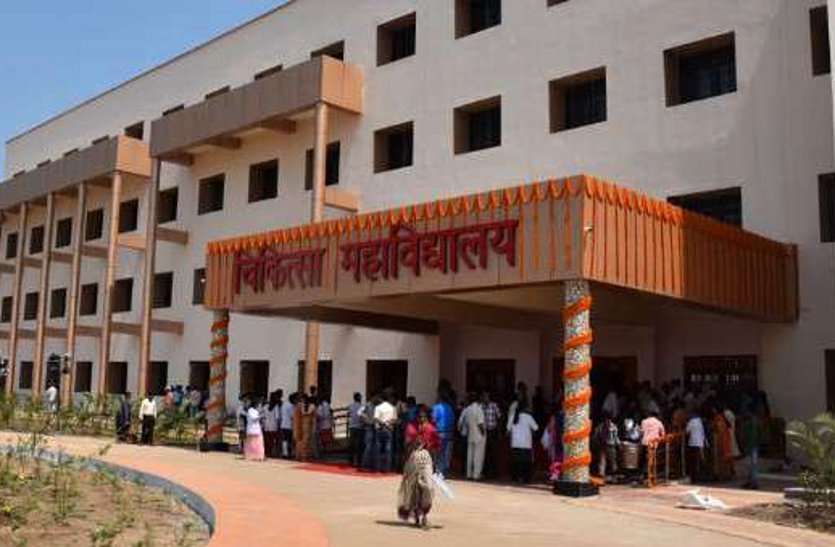 राजनांदगांव मेडिकल कॉलेज में तोडफ़ोड़ करने वाले दो पार्षद और कांग्रेसी नेता गिरफ्तार, डॉक्टरों की शिकायत के बाद कार्रवाई राजनांदगांव मेडिकल कॉलेज में तोडफ़ोड़ करने वाले दो पार्षद और कांग्रेसी नेता गिरफ्तार, डॉक्टरों की शिकायत के बाद कार्रवाई