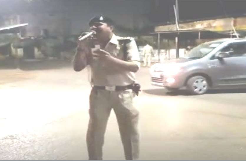 रूक जाना नहीं तू कही हार के..लॉकडाउन में गाना गाकर हौसला बढ़ा रहे TI, लोगों को भाया पुलिस का संवेदनशील चेहरा रूक जाना नहीं तू कही हार के..Lockdown में गाना गाकर हौसला बढ़ा रहे TI, लोगों को भाया पुलिस का संवेदनशील चेहरा