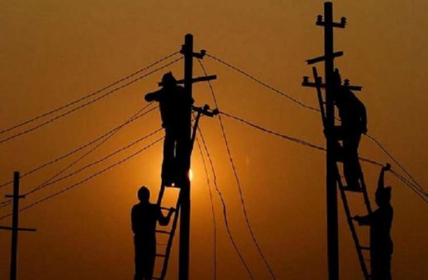 powercut_demo.jpg गजब! मास्क न पहनने पर दरोगा ने किया चालान, विद्युत कर्मियों ने काट दी थाने और SI के आवास की बिजली