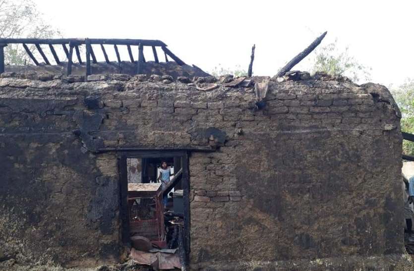 तेरहवीं की तैयारियों में लगे परिवार के छह मकान जलकर हुए खाक तेरहवीं की तैयारियों में लगे परिवार के छह मकान जलकर हुए खाक