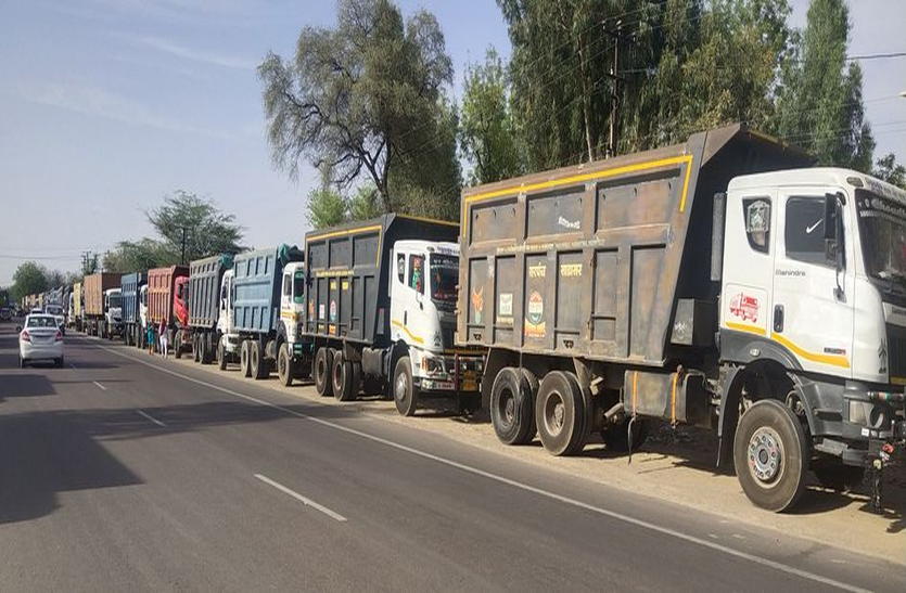 ट्रक ऑपरेटरों ने मेगा हाइवे पर लगा दिया जाम ट्रक ऑपरेटरों ने मेगा हाइवे पर लगा दिया जाम