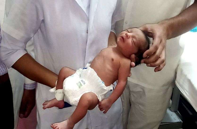 कोख से जन्म देते ही मां ने शिशु को छोड़ा बेसहारा, नवजात को अस्पताल प्रशासन का मिला ‘सहारा’ कोख से जन्म देते ही मां ने शिशु को छोड़ा बेसहारा, नवजात को अस्पताल प्रशासन का मिला ‘सहारा’