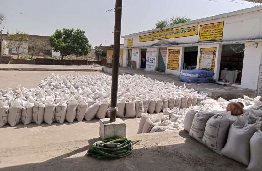 Falling crop, trouble will reach the target पेयजल और छांव की खरीद केंद्रों पर नहीं है व्यवस्थाएं