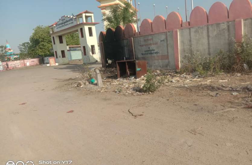 Hall of Chitrans Colony with attached office कचरा उठाने में कर रहे लापरवाही, लगा रहे आग. दीवारें हो रही खराब, मूत पड़े जीव