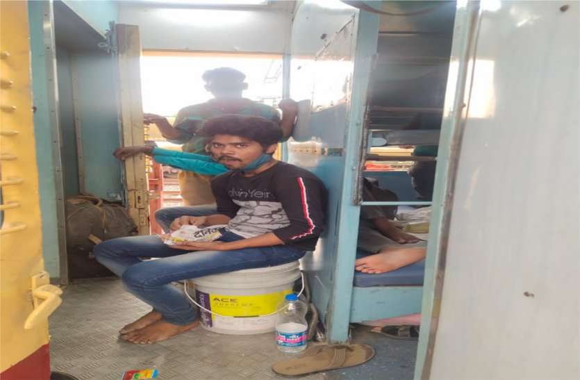 No footing in trains coming from Mumbai, Pune मुंबई, पुणे से आने वाली ट्रेनों में नहीं पैर रखने जगह, गेट पर खड़े होकर कर रहे यात्रा