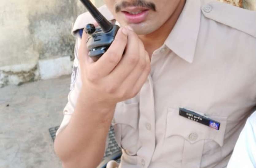 थाने के बगल से बने कमरे में लटका मिला आरक्षक का शव थाने के बगल से बने कमरे में लटका मिला आरक्षक का शव
