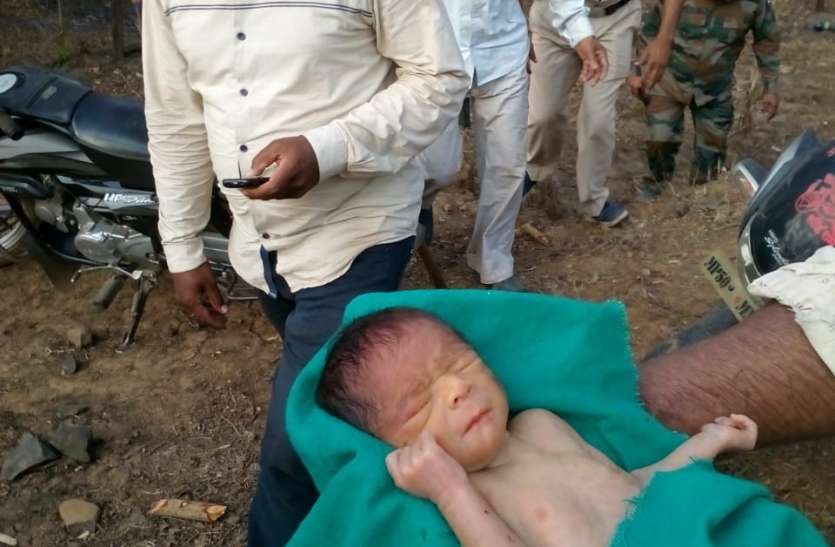 पुलिया के नीचे से पुलिस ने किया नवजात शिशु बरामद पुलिया के नीचे से पुलिस ने किया नवजात शिशु बरामद