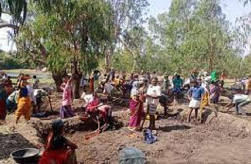 भीषण गर्मी के चलते मनरेगा में घटाया कार्य का समय भीषण गर्मी के चलते मनरेगा में घटाया कार्य का समय