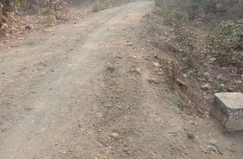 दो किलोमीटर सड़क के लिए वर्षों का इंतजार दो किलोमीटर सड़क के लिए वर्षों का इंतजार