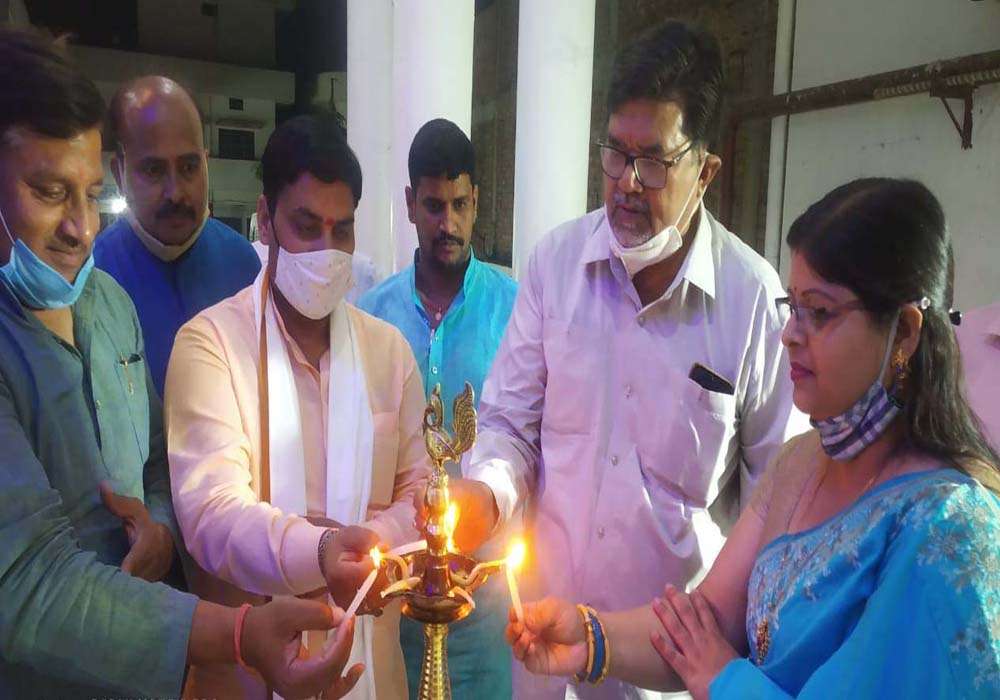 कार्यक्रम का शुभारंभ करते अतिथिगण।