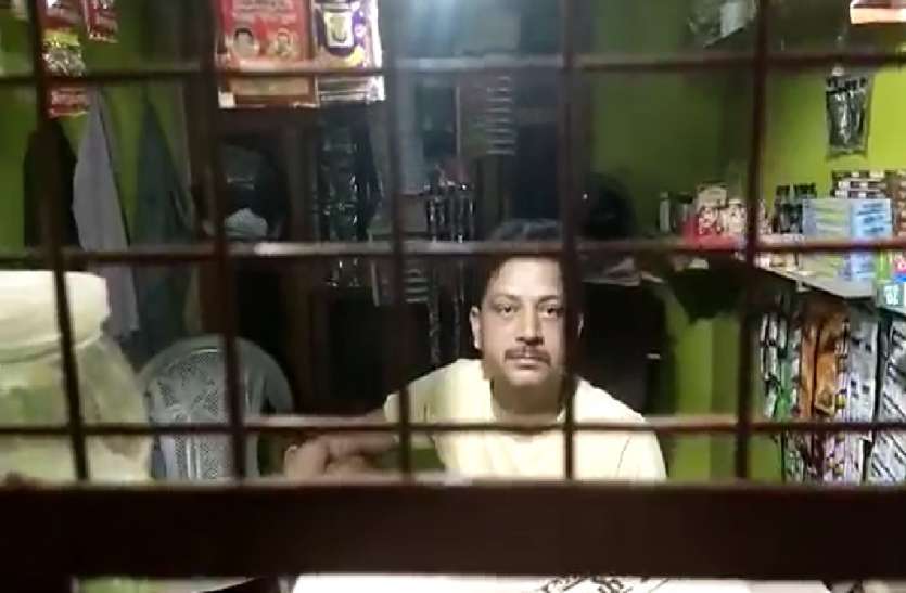 जनरल स्टोर पर खुलेआम बिक रही थी ऐसी चीज, देखकर सभी के उड़ गए होश, सबकुछ कैमरे में कैद हुआ LIVE जनरल स्टोर पर खुलेआम बिक रही थी ऐसी चीज, सबकुछ कैमरे में कैद हुआ LIVE, देखकर सभी के उड़ गए होश