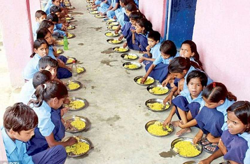 अंग्रेजी स्कू लों में नहीं कोम्बो पैक, हिंदी माध्यम के विद्यार्थी घर बैठे चख रहे पोषाहार अंग्रेजी स्कू लों में नहीं कोम्बो पैक, हिंदी माध्यम के विद्यार्थी घर बैठे चख रहे पोषाहार