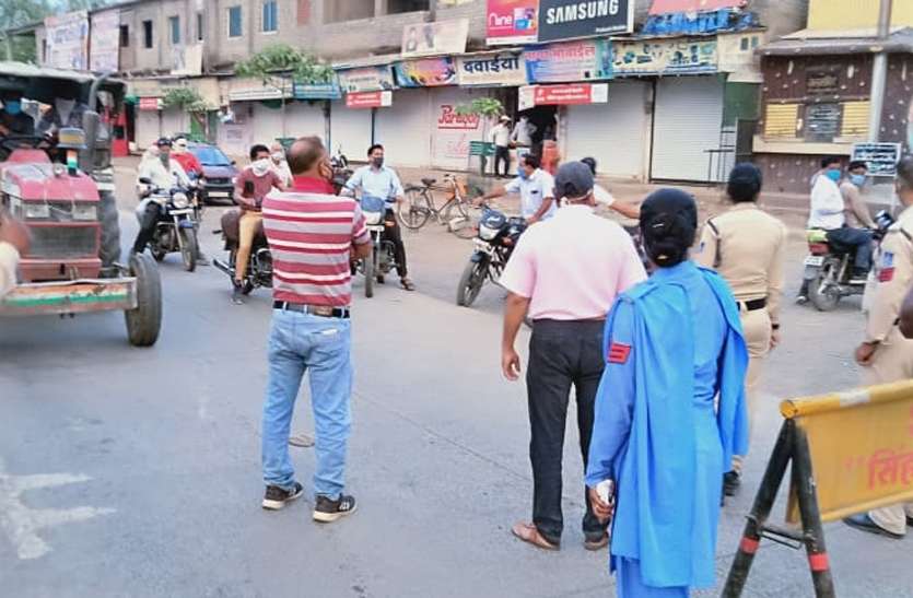 br1204-314.jpg काहे का लॉकडाउन? कैसी सख्ती... यहां बेवजह खूब सडक़ों पर घूम रहे लोग