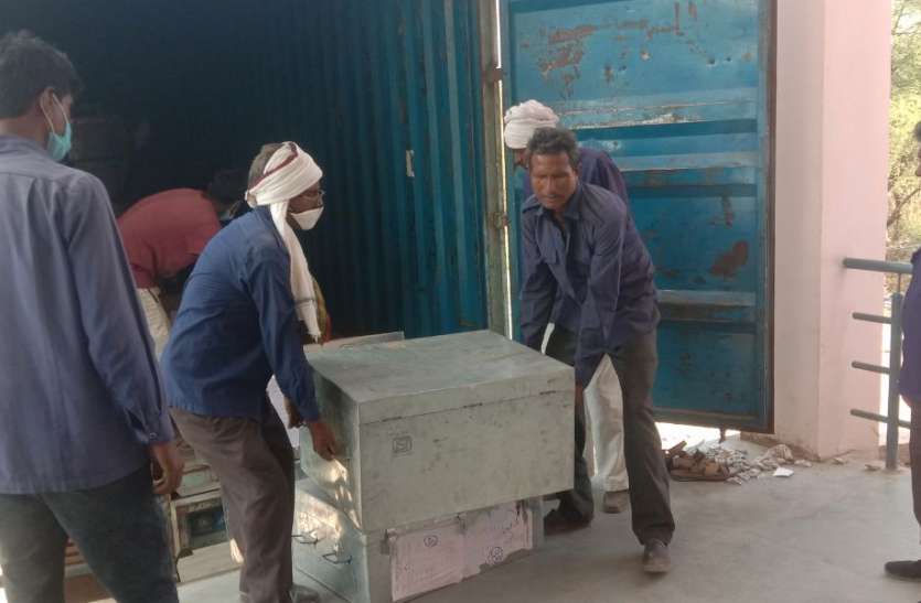 EVM machines from Ashoknagar to Burhanpur for Lok Sabha by-election लोकसभा उपचुनाव के लिए अशोकनगर से बुरहानपुर पहुंची इवीएम मशीनें