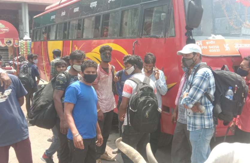 Lockdown in MP, Maharashtra, migrant laborers running towards home मप्र,महाराष्ट्र में लॉकडाउन, घरों की तरफ दौड़ रहे प्रवासी मजदूर
