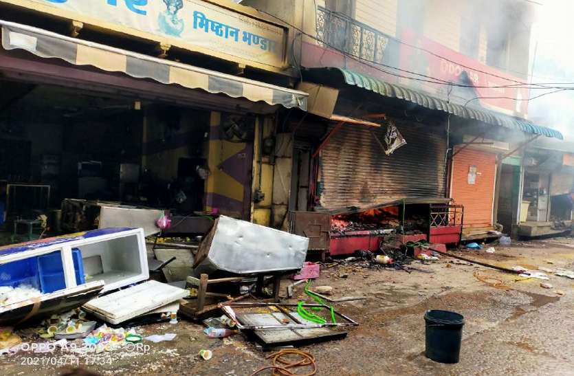 छबड़ा में हालात बेकाबू, दो समुदायों में संघर्ष छबड़ा में हालात बेकाबू, दो समुदायों में संघर्ष