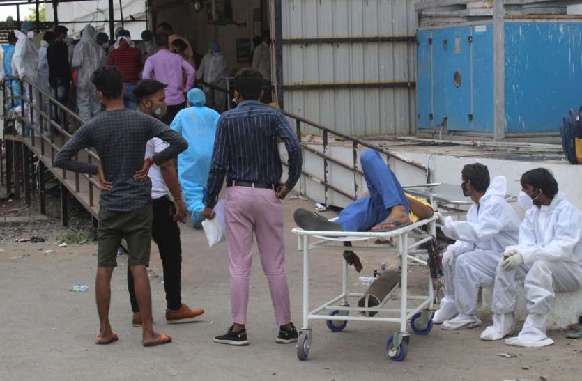 COVID 19 IN SURAT : हर तरफ कोरोना की 'सूरत', मंजर अफरा- तफरी के COVID 19 IN SURAT : हर तरफ कोरोना की 'सूरत', मंजर अफरा- तफरी के
