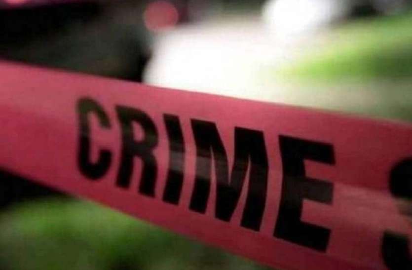 Quick Read: खून से सनी कुल्हाड़ी लेकर थाने पहुंचा युवक, पुलिस के उड़े होश Quick Read: खून से सनी कुल्हाड़ी लेकर थाने पहुंचा युवक, पुलिस के उड़े होश