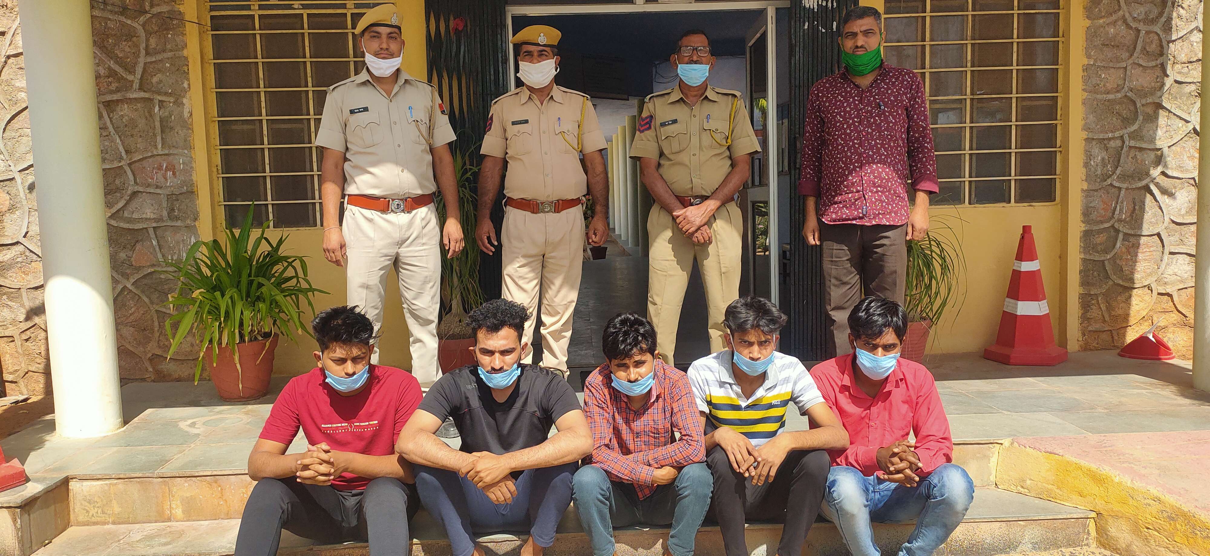 Cyber Crime: मोबाइल नंबरों के आधार पर पेटीएम और अन्य वॉलेट एक्टिवेट कर लगा रहे थे चूना, 500 मोबाइल सिम व डेढ़ लाख बरामद