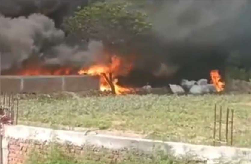 fire_in_noida.jpg 150 से अधिक झुग्गी झोपड़ियों में लगी भयंकर आग, दो मासूम जिंदा जलें मचा काेहराम