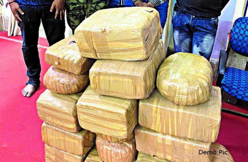 चलती ट्रेन में 69 किलो गांजे की तस्करी करते पकड़ाया, आरोपी गिरफ्तार चलती ट्रेन में 69 किलो गांजे की तस्करी करते पकड़ाया, आरोपी गिरफ्तार