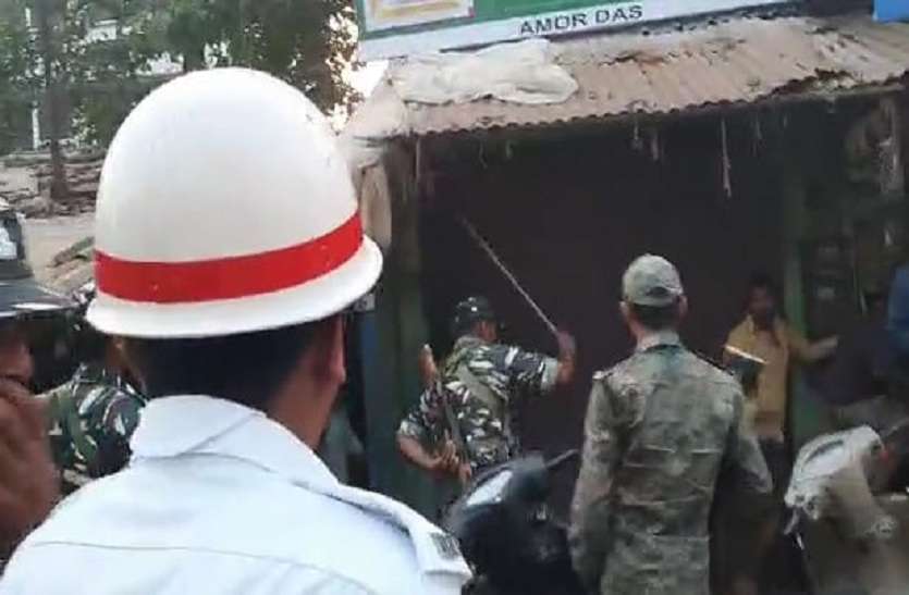 बंडेल मोड़ पर लाठीचार्ज करते पुलिस और केंद्रीय वाहिनी के जवान। हुगली में छिटपुट हिंसा के बीच 77 फीसदी से ज्यादा मतदान