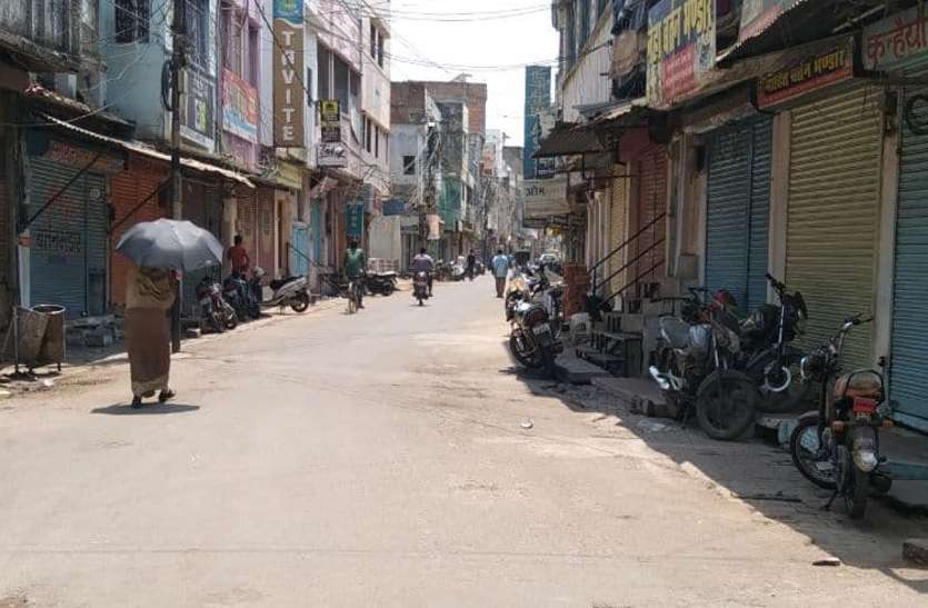 Amid lockdown, people came out in Hiraganj street, two-wheeler standing on the road. लॉकडाउन में बिना काम के निकले बाहर, पूछने पर बनाए कई बहाने